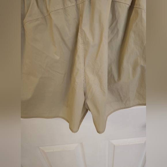 NWT Under Armour Women's Flex Woven 3" Crinkle Loose Shorts Khaki Size Medium - Picture 8 of 13